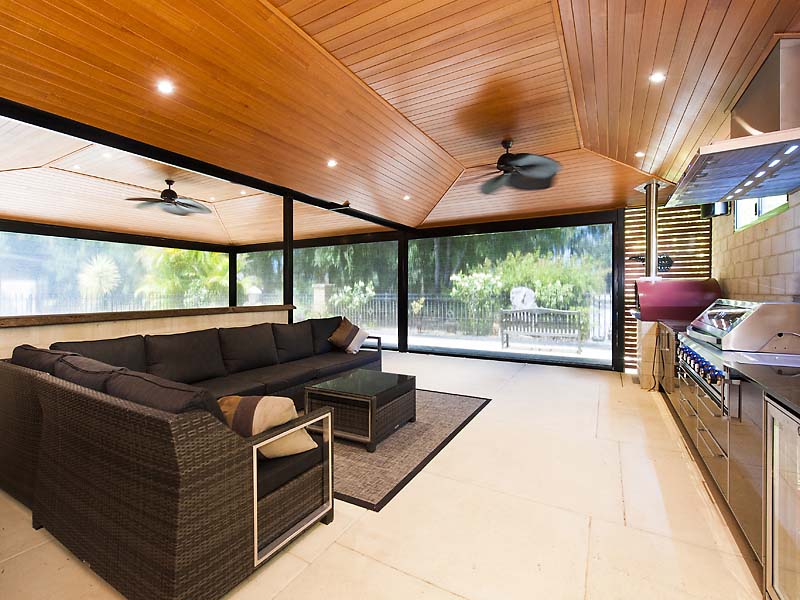 cafe and outdoor blinds image