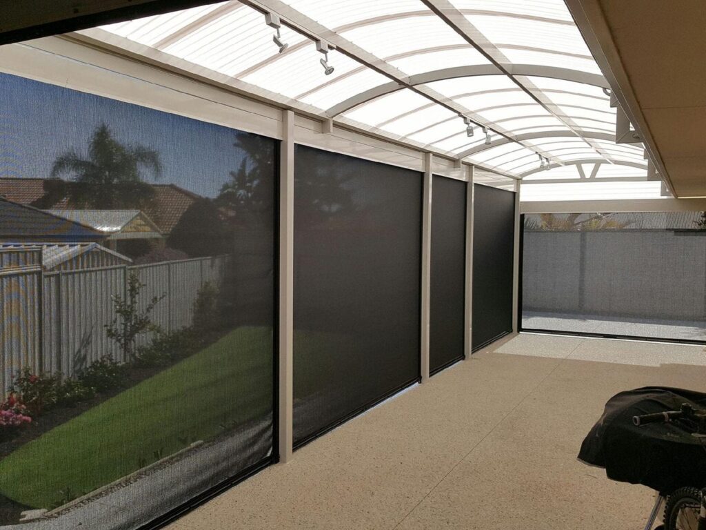 café and outdoor blinds image 3