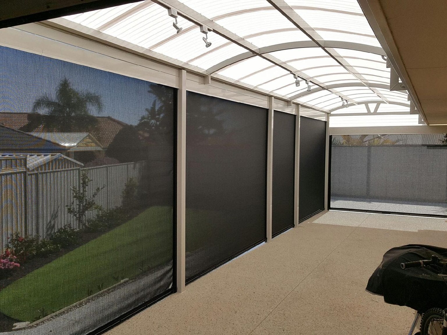 café and outdoor blinds image 3
